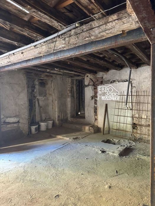 Двуетажна къща с гараж за продажба в Центъра