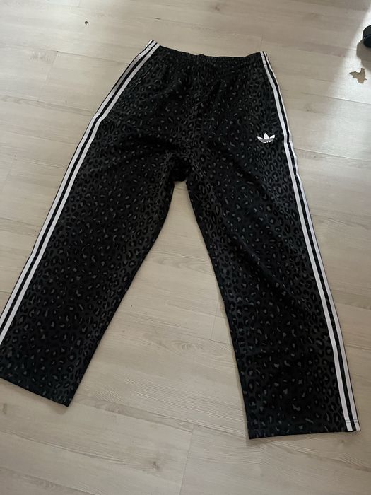 Vand pantaloni adidias