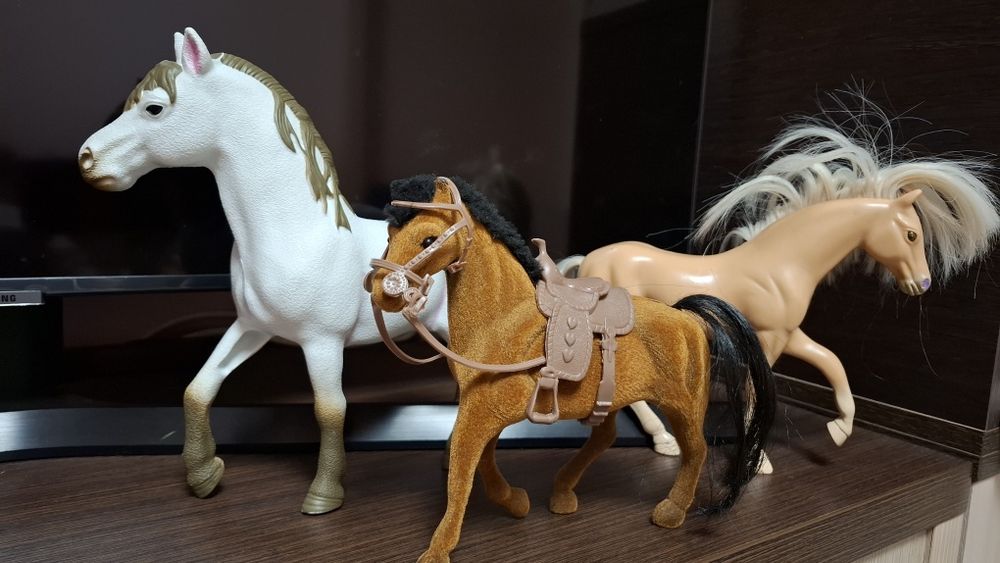 Лошади 3шт. Цена за всё.