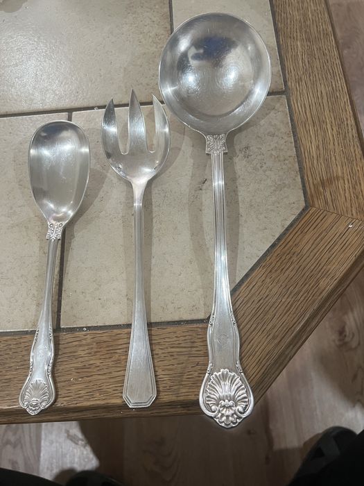 Комплект  сребърни прибори.