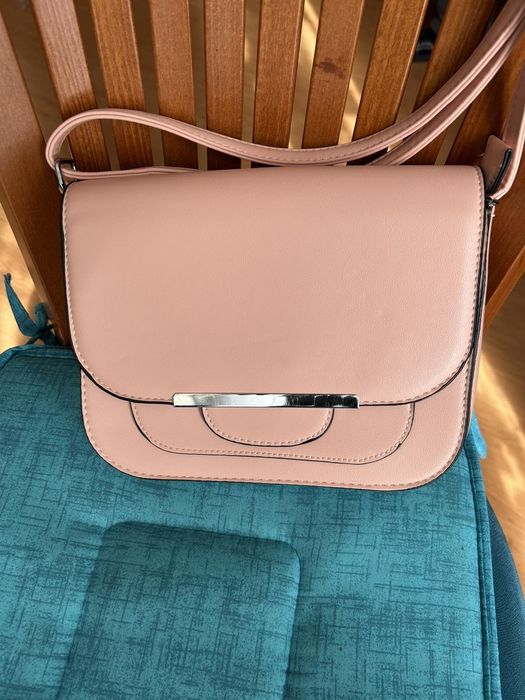 Дамска кожена чанта за рамо розова с дълга дръжка