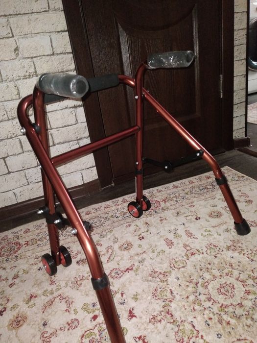 Продам  ходунки.