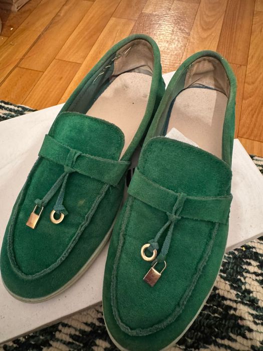 Аяқ киімдер сатылады