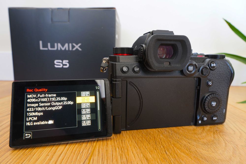 Panasonic Lumix S5 - Като чисто нов ! Бонус клетка Smallrig.
