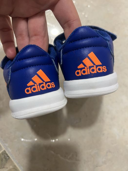 Продавам детски кожени маратонки Adidas