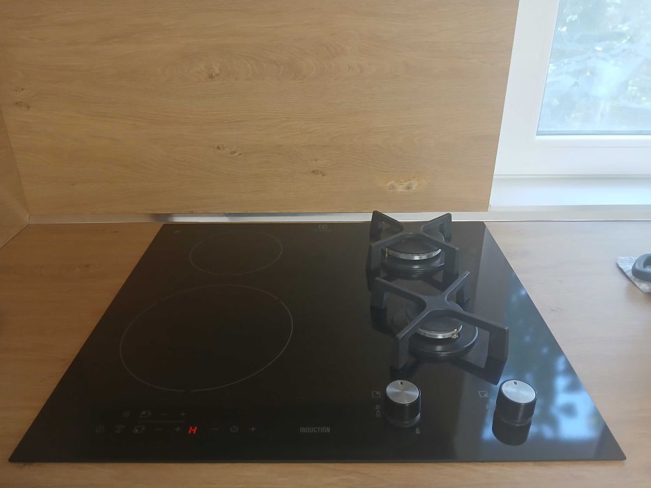 Plita Electrolux hibrid -2 pe gaz ; 2 pe inductie