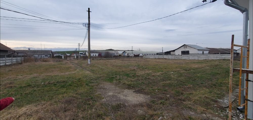 PF inchiriez 3 parcele de teren cu cladiri, iesire directa la asfalt