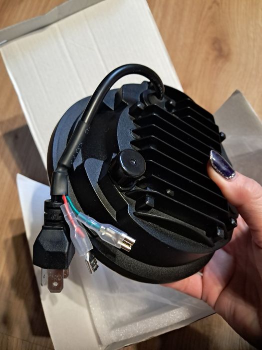 Продавам комплект нови фарове!