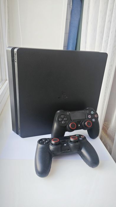 Продам Playstation 4 Slim в чехле и коробке