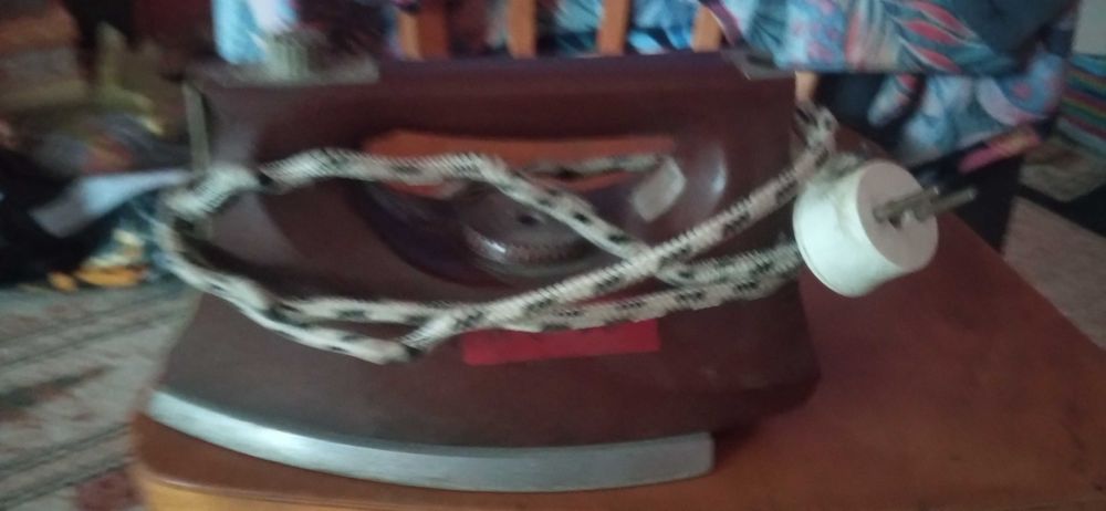 Доска гладильная и утюг