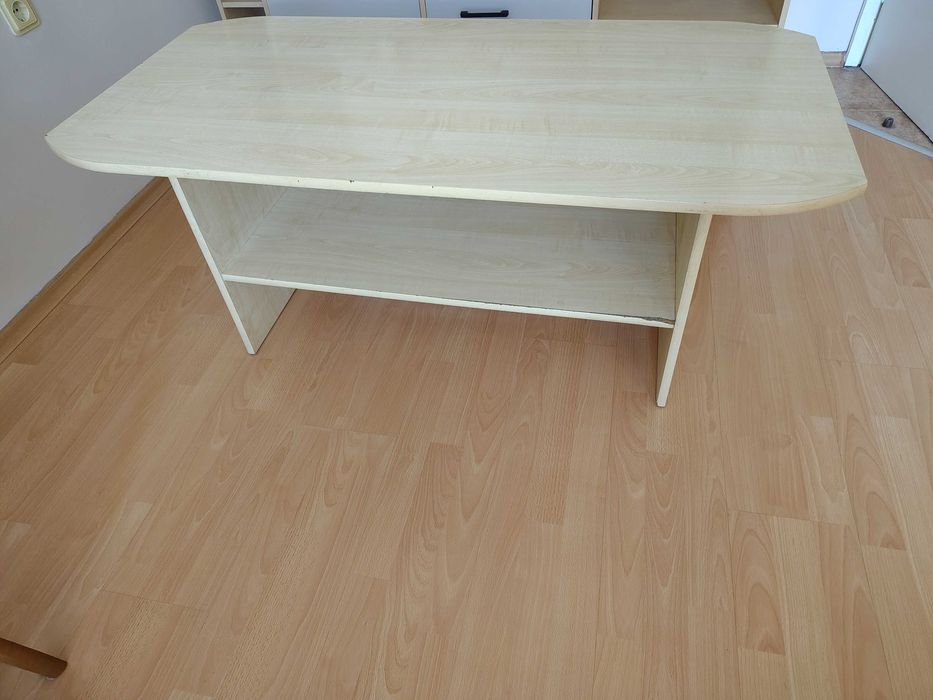 Маса за хол със светъл фурнир