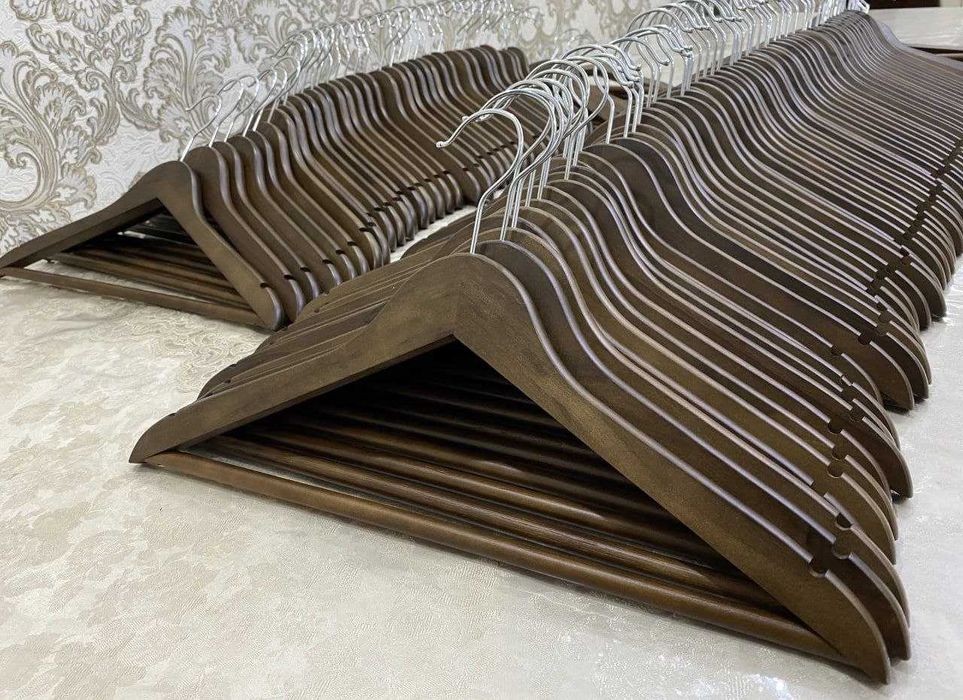 Вешалки деревянные для гостиниц