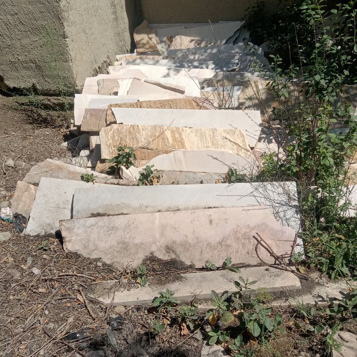 Gʻazgʻon marmar toshlari sotiladi. Narxi juda arzon. Kelishiladi