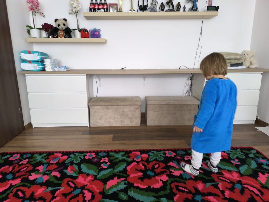 Covor tradițional românesc țesut manual model floral cu trandafiri.