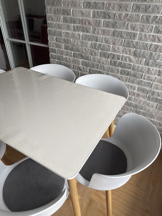 Стол и стулья белое и дерево