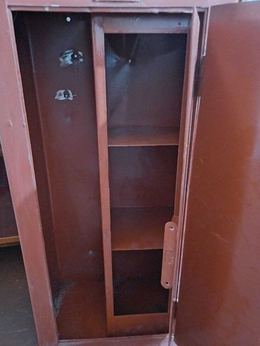 Продается сейф большой железный . Очень крепкий .