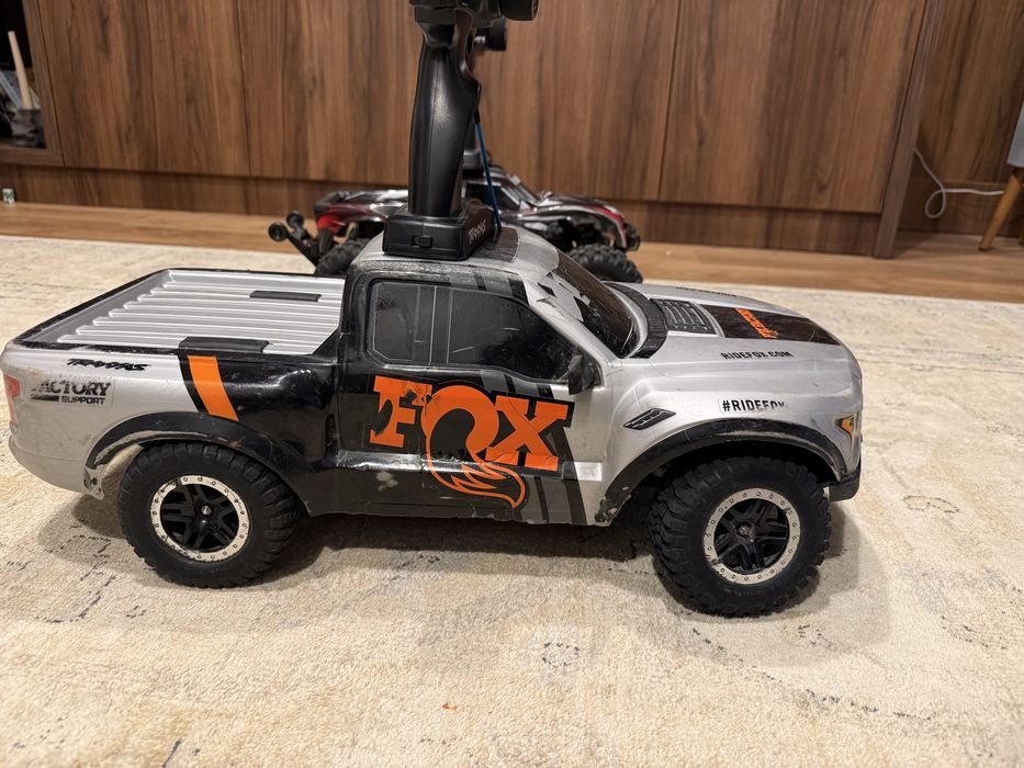 Traxxas Stampede 4x4 VXL si Ford Raptor