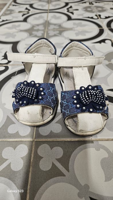 Продам сандалии и кеды