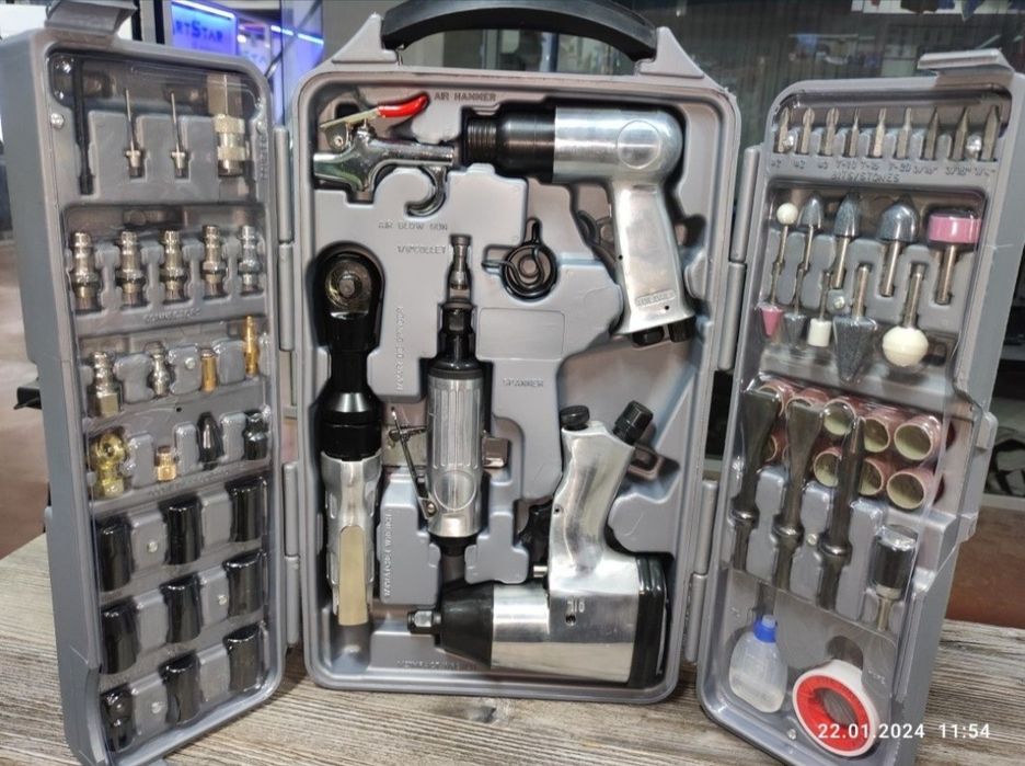 Пневмозубило с насадками в пластиковом кейсе.