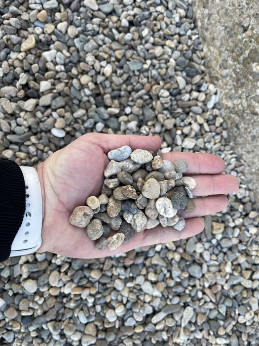 Livrez la comanda nisip, balast, sort, piatra concasata, refuz de ciur