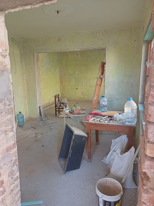 Продавам етаж от къща до басейна с гараж  136000 €.