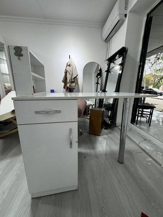 Срочно маникюрный стол сотилади