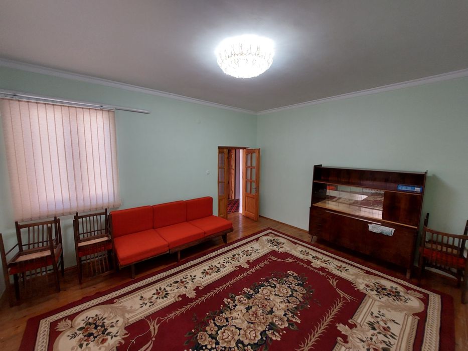 Урганч шахар марказида ховли жой гаражи билан ижарага берилади