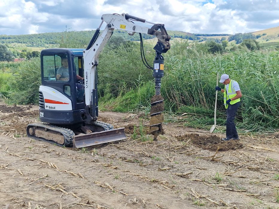 Inchiriere excavator cu burghiu de pamant, foreza hidraulica