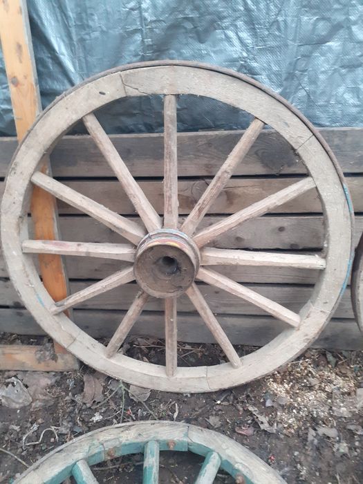 Колела от дървена каруца.