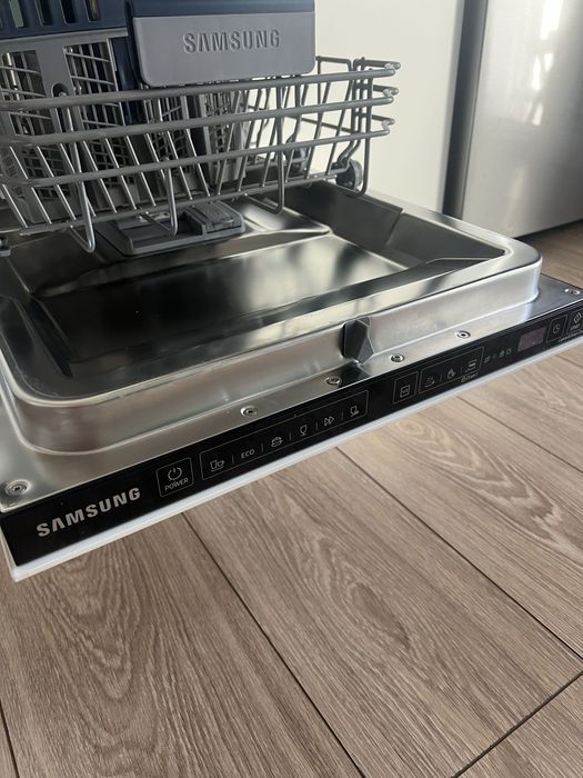 Встроенная посудомойка Samsung DW50R4040BB