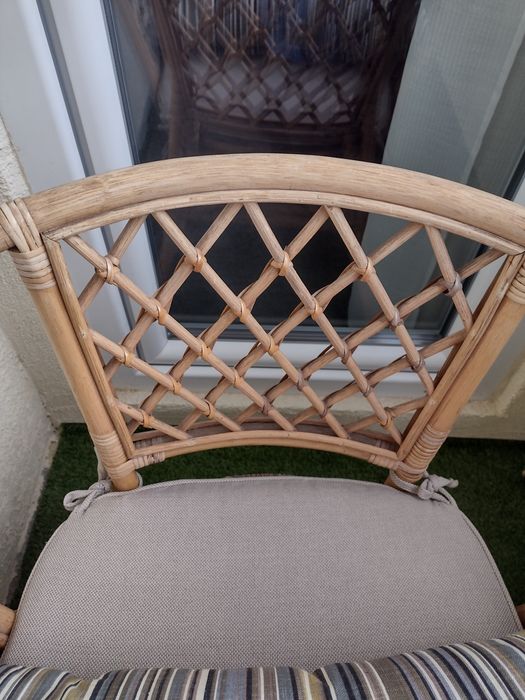 Ратанов стол с възглавници