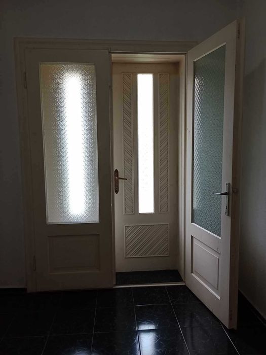 Ușă de intrare din lemn,