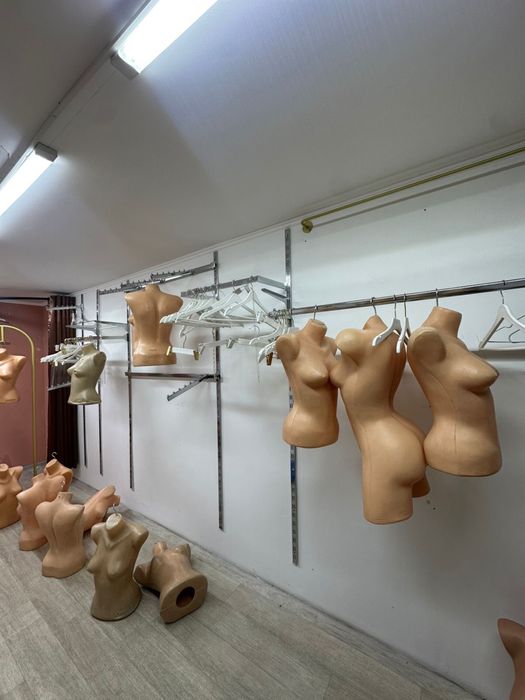 Вешалки для магазина одежды.