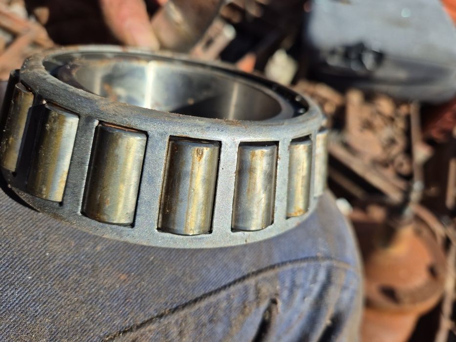 Индустриални лагери . Нови ,но от части са ръждясали отвън .