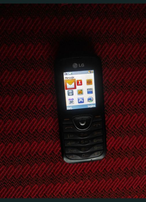 Telefon LG cu taste și cameră, mic, robust si practic