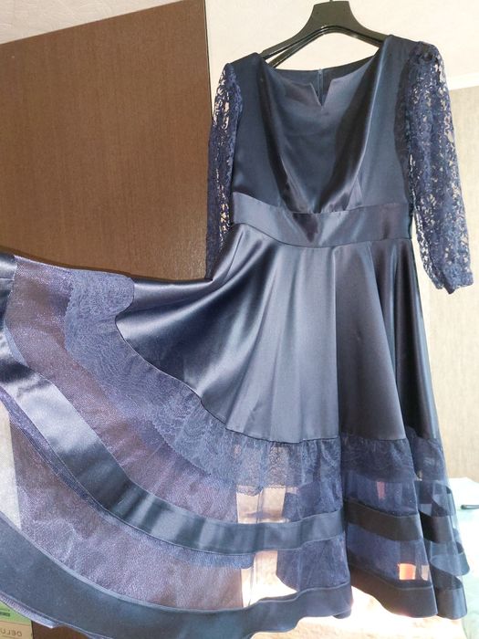 Продам платье и два костюма.