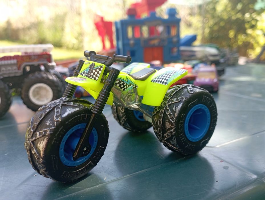 Комплект метални колички и писти Hot Wheels