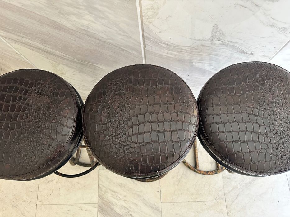 Бар стол с кожена тапицерия