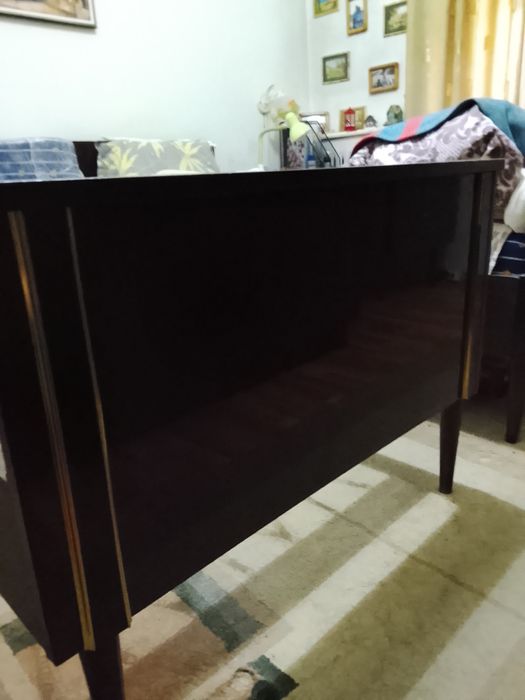 Кровать и тумбочка