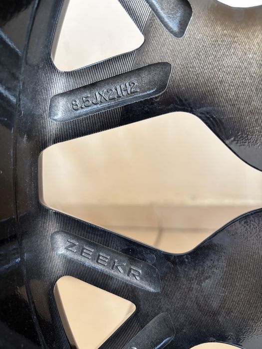 Диски R21 от Zeekr 001