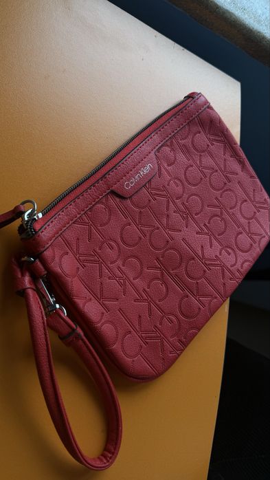 Червена чанта Calvin Klein