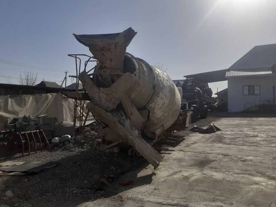 Автобетоносместитель миксер