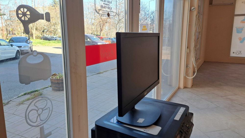 Монитор LG – около 22–24 инча, Full HD