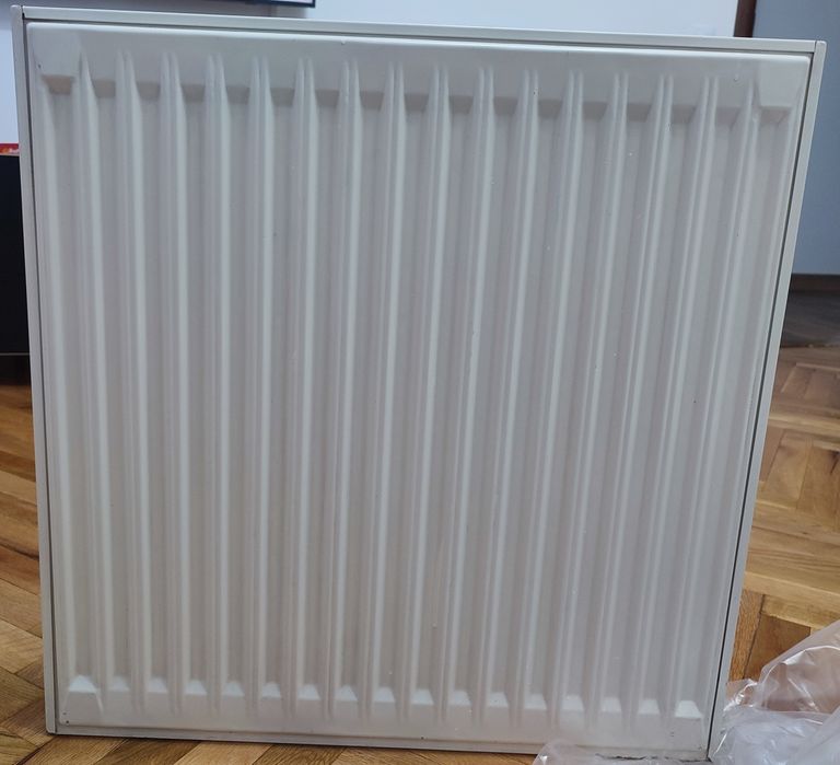 3 calorifere in stare bună, dimensiuni 600X600 mm