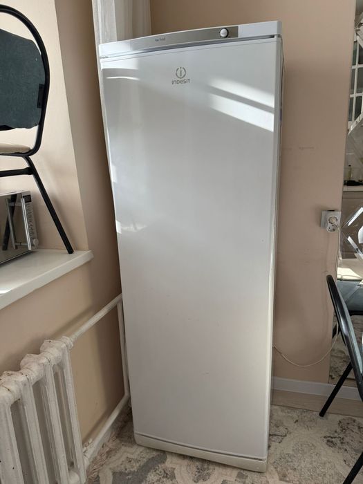 Продаётся морозильник indesit