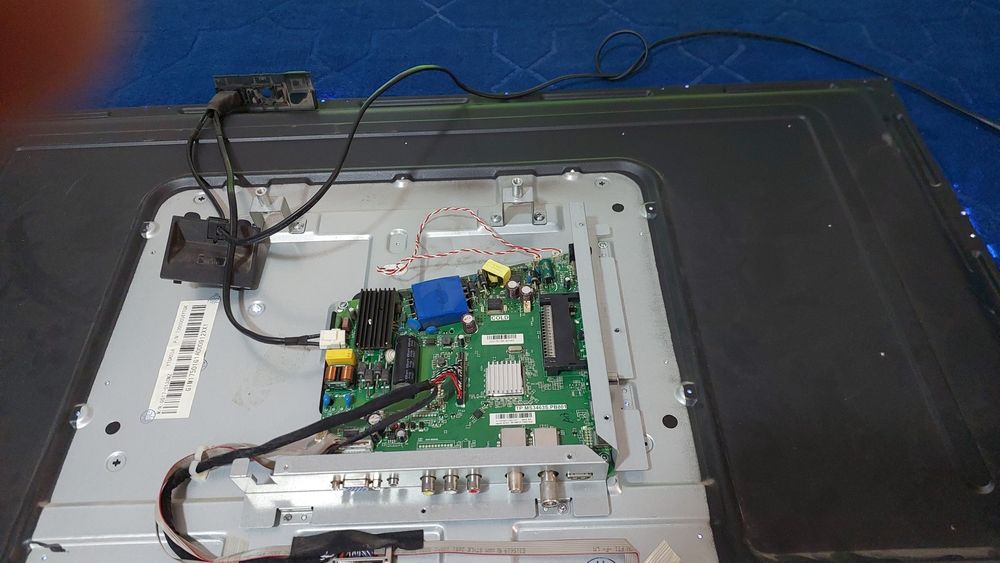 Remont Televizor avto monitor teyes tesla  tez va sifatli