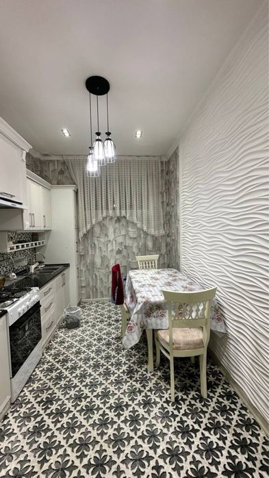 Ижарага берилади 3 хонали 5 этаж 500$. Адрес Аэропорт.