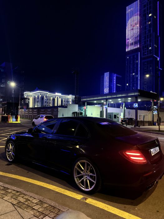 Mersedes benz E300 black