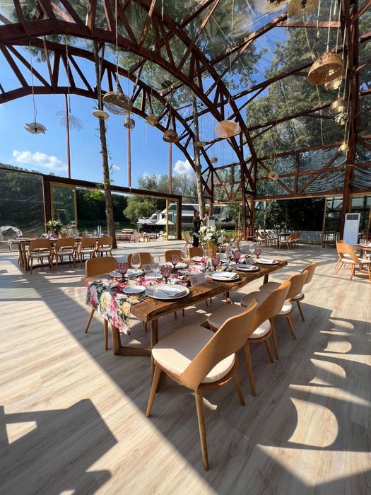 Vand mese si scaune din lemn masiv.