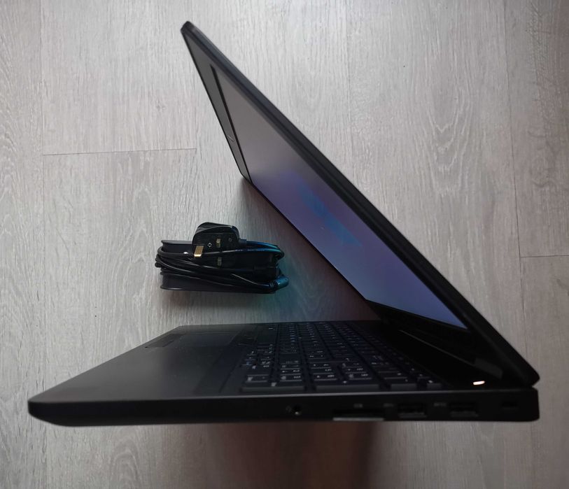 Лаптоп 15.6" Dell Latitude E5570 Core i3 Windows 11 500GB HDD 4GB RAM